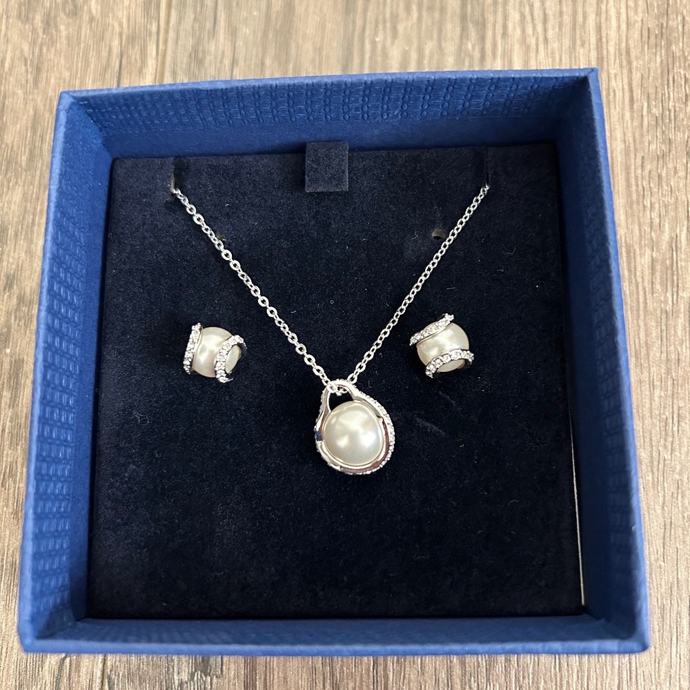 cute womens swarovski earrings and necklace set